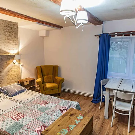 مزرعة للإقامة Folwark I Apartameny Malinowy Chrusniak *