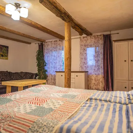 Folwark I Apartameny Malinowy Chrusniak בית חווה